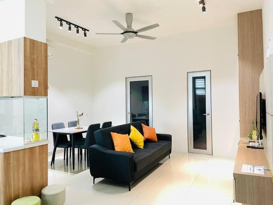 Palazio Mount Austin 2Br Studio Pool View With Tv Box-3 Plus 1 Pax C2-07 Johor Bahru Zewnętrze zdjęcie