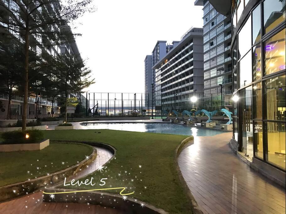 Palazio Mount Austin 2Br Studio Pool View With Tv Box-3 Plus 1 Pax C2-07 Johor Bahru Zewnętrze zdjęcie